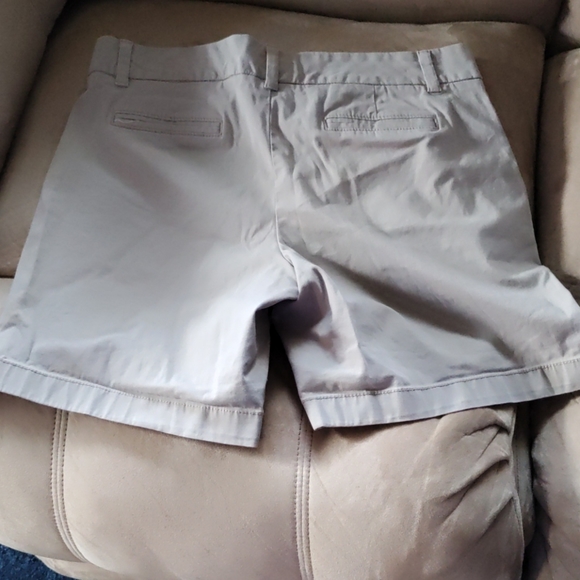 ✨Tommy Hilfiger woman size 8 tan shorts - Picture 2 of 3